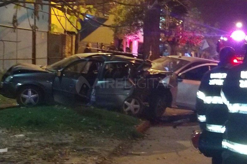 Un conductor embistió y arrastró 40 metros un auto: murió un chico de 10 años