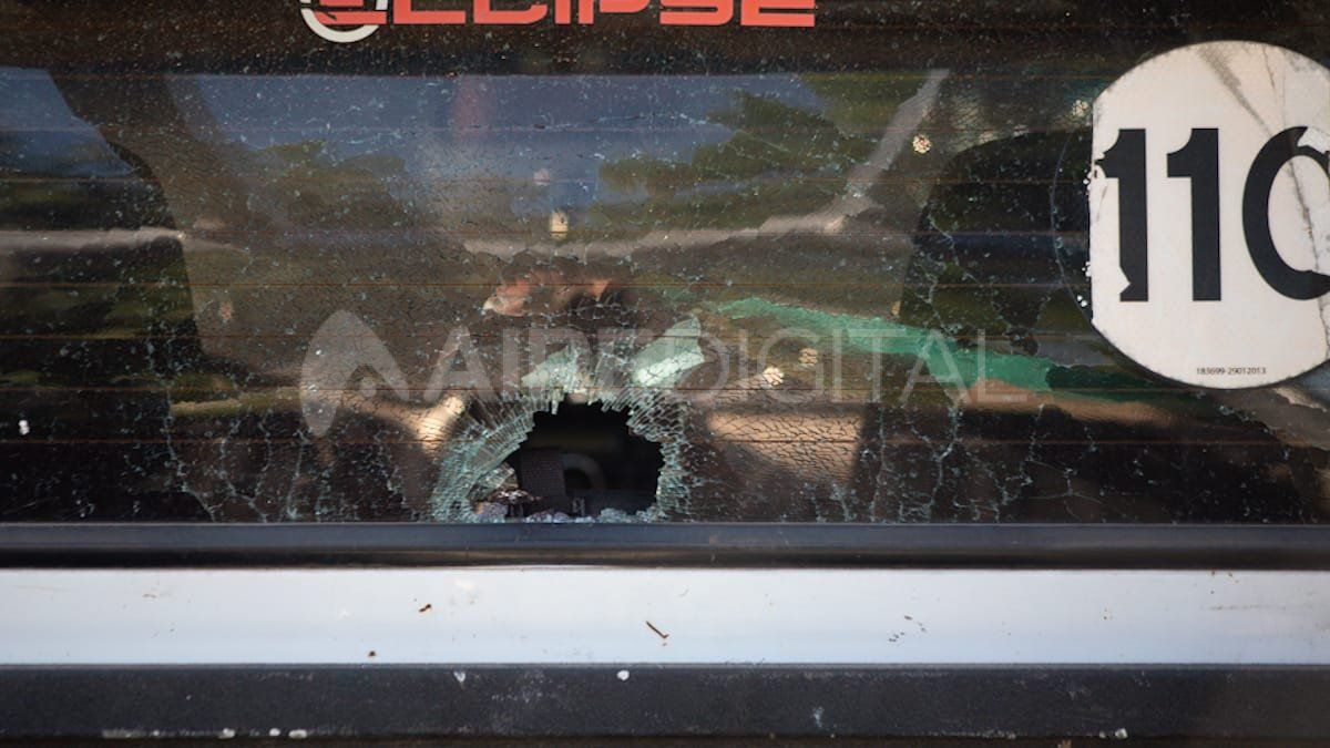 La hija del conductor viajaba recostada en el asiento trasero cuando una piedra ingresó por el vidrio.