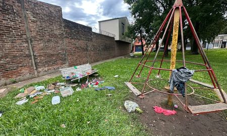La plaza del barrio, que años atrás era un punto de encuentro, hoy presenta pastizales altos, basura acumulada, falta de iluminación y signos de ocupación nocturna. La plaza del barrio, que años atrás era un punto de encuentro, hoy presenta pastizales altos, basura acumulada, falta de iluminación y signos de ocupación nocturna.