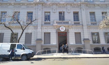 audaz asalto: armado, robo el area contable del registro civil y se llevo $400.000