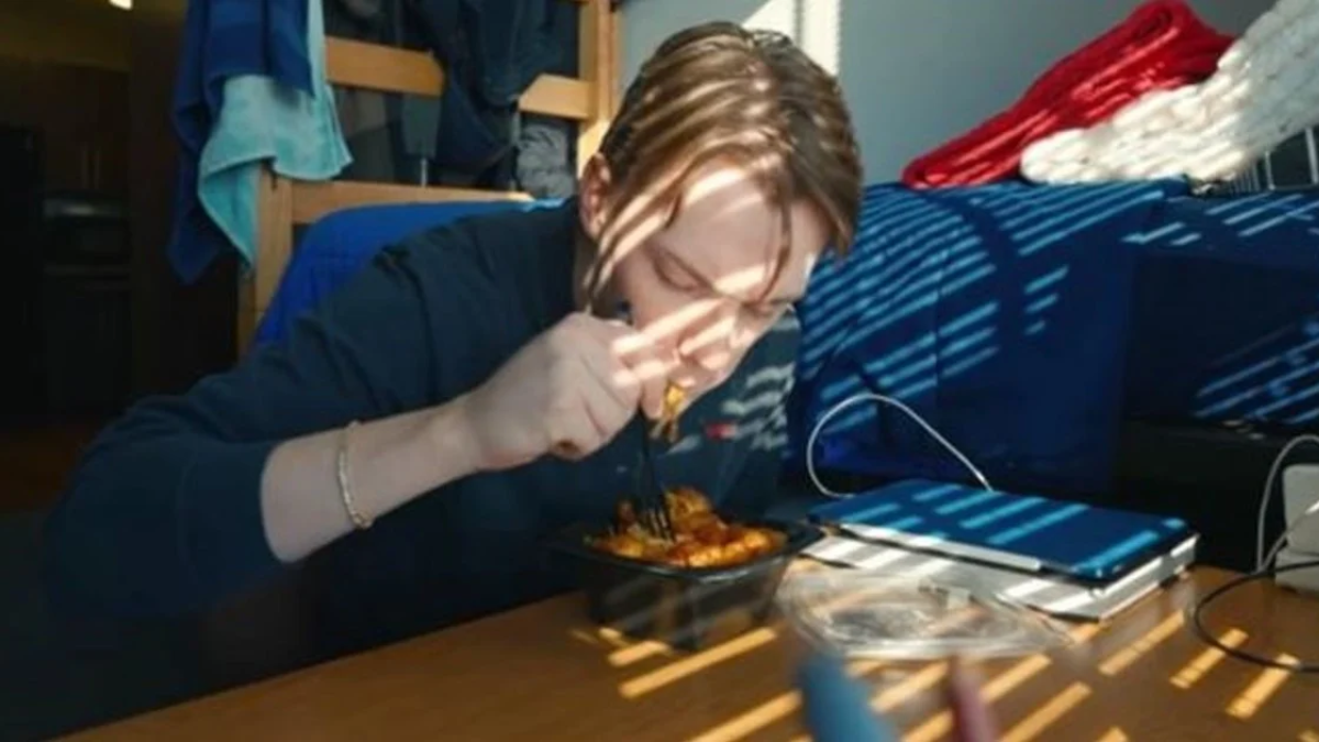 Reino Unido: comió fideos recalentados y terminó con las dos piernas amputadas