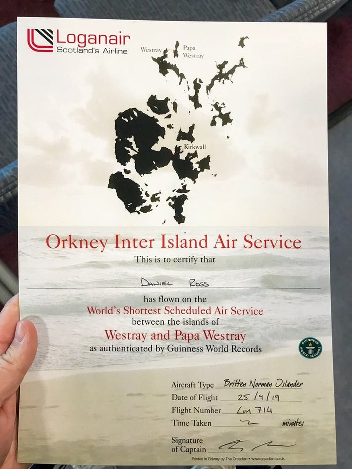 Absolutamente todos los turistas regresan con el certificado de que completaron vía aérea el trayecto Westray-Papa Westray, el vuelo comercial más corto del mundo.