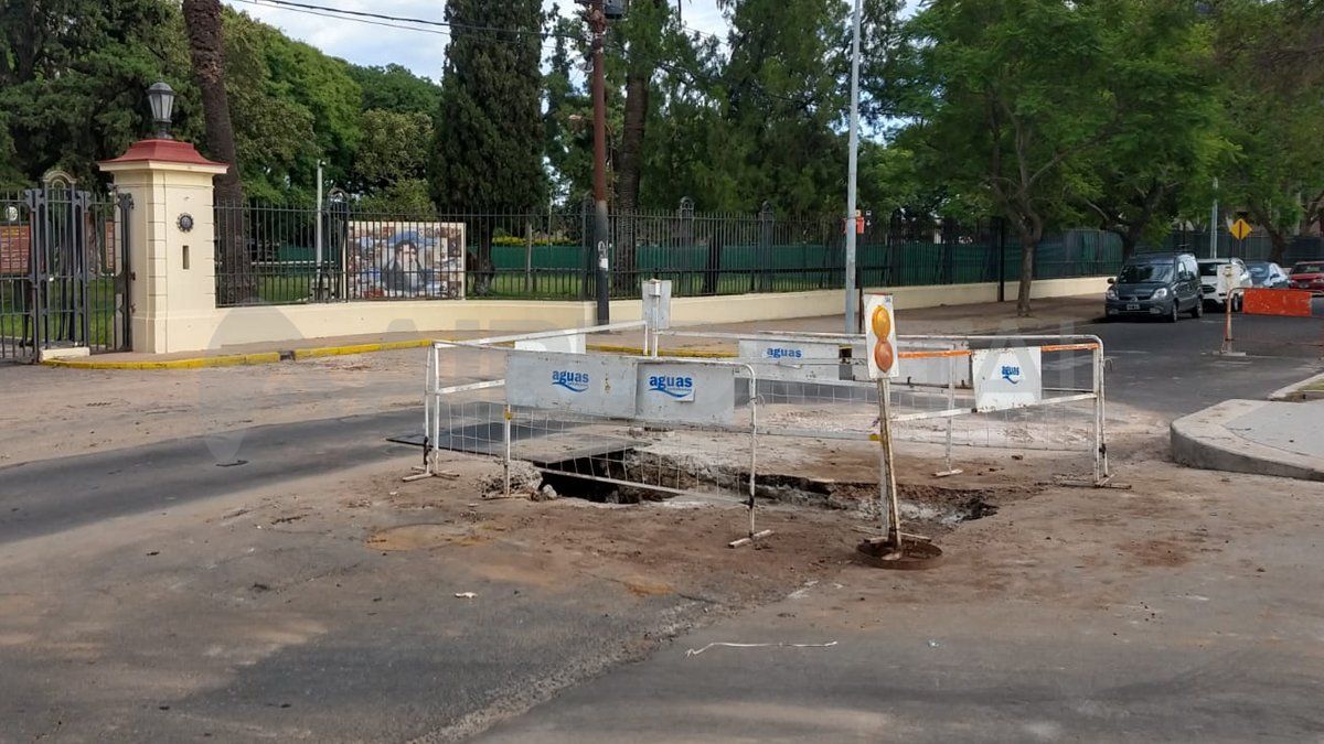 Assa trabaja en la reparación del socavón en Avenida Gobernador Freyre y Lisandro de la Torre.