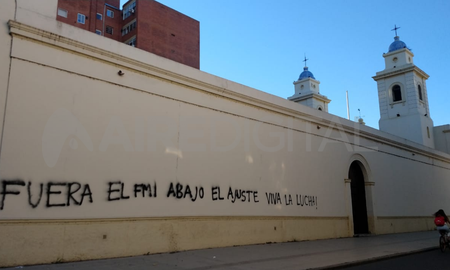 Los manifestantes escribieron en la pared de la Catedral Fuera el FMI, abajo el ajuste, viva la lucha!. Los manifestantes escribieron en la pared de la Catedral Fuera el FMI, abajo el ajuste, viva la lucha!.