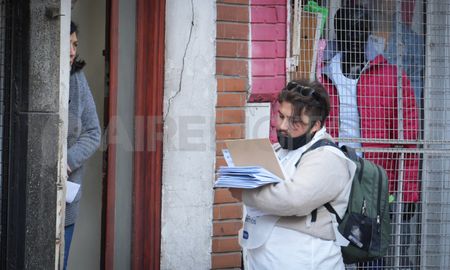 Un voluntario anota los datos de una vecina en el centro de Santa Fe en el marco del Censo 2022 Un voluntario anota los datos de una vecina en el centro de Santa Fe en el marco del Censo 2022