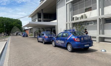 Personal policial arribó a la terminal de ómnibus de Santa Fe luego de una amenaza de bomba que recibió el 911 en Paraná. Personal policial arribó a la terminal de ómnibus de Santa Fe luego de una amenaza de bomba que recibió el 911 en Paraná.