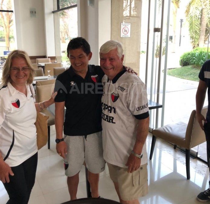 Omar, el Sabalero de 78 años que viajó en colectivo a Brasil, conoció al “Pulga” Rodríguez