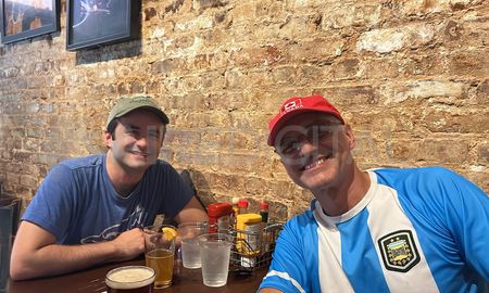 Gustavo luciendo su camiseta de la Selección Argentina y su gorro de Canadá en un bar de Atlanta, Estados Unidos. Gustavo luciendo su camiseta de la Selección Argentina y su gorro de Canadá en un bar de Atlanta, Estados Unidos.