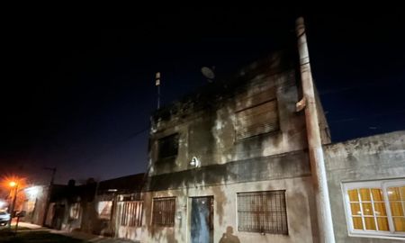 Una mujer murió tras un voraz incendio en barrio Santa Marta, al norte de la ciudad de Santa Fe. Una mujer murió tras un voraz incendio en barrio Santa Marta, al norte de la ciudad de Santa Fe.