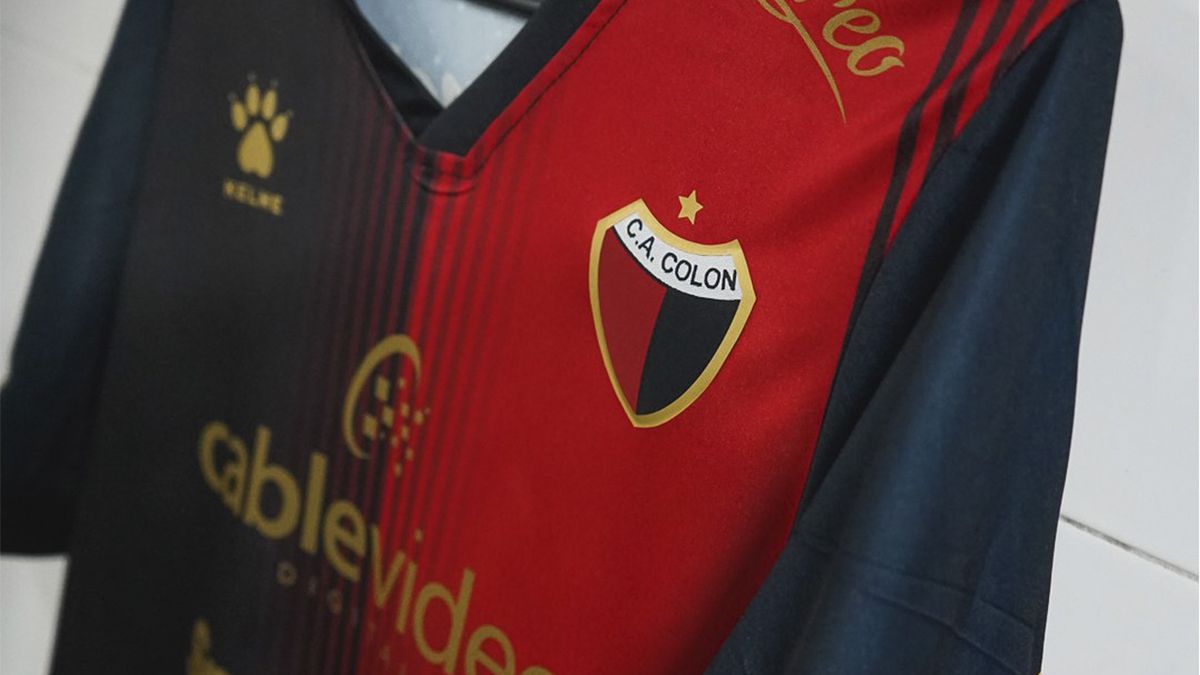 El modelo de camiseta que utilizó este sábado Colón en La Plata generó el repudio de los hinchas sabaleros en las redes sociales.