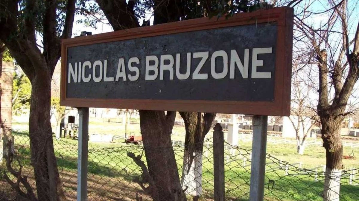 Nicolás Bruzone es una localidad ubicada a 310 kilómetros al sur de laCiudad de Córdoba y