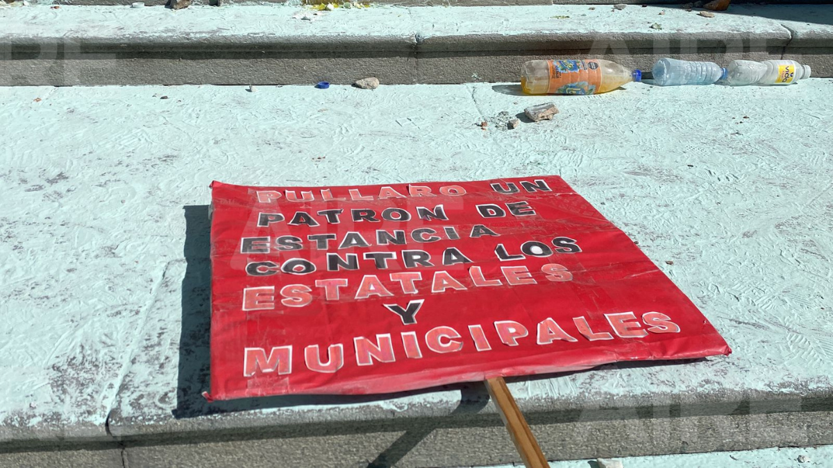 Con tablones de madera ploteados: así quedó el ingreso a la Legislatura ...