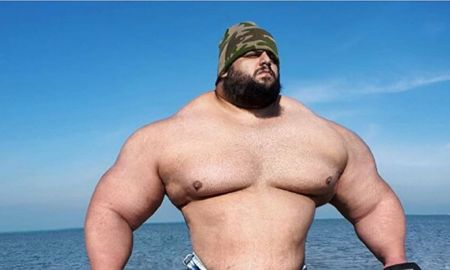 El Hulk iraní perfora muros de concreto con los puños a modo entrenamiento para su pelea con Martyn Ford.