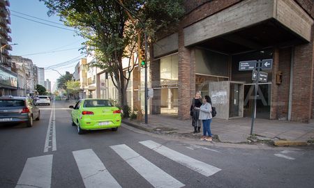 De los 180 locales comerciales ubicados sobre la avenida Rivadavia, 68 están desocupados actualmente, es decir, un 35%. De los 180 locales comerciales ubicados sobre la avenida Rivadavia, 68 están desocupados actualmente, es decir, un 35%.