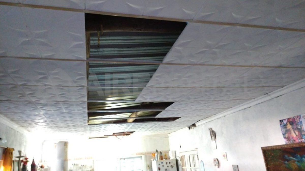 Los daños en el cielorraso de la casa que habita Rubén junto a su familia.