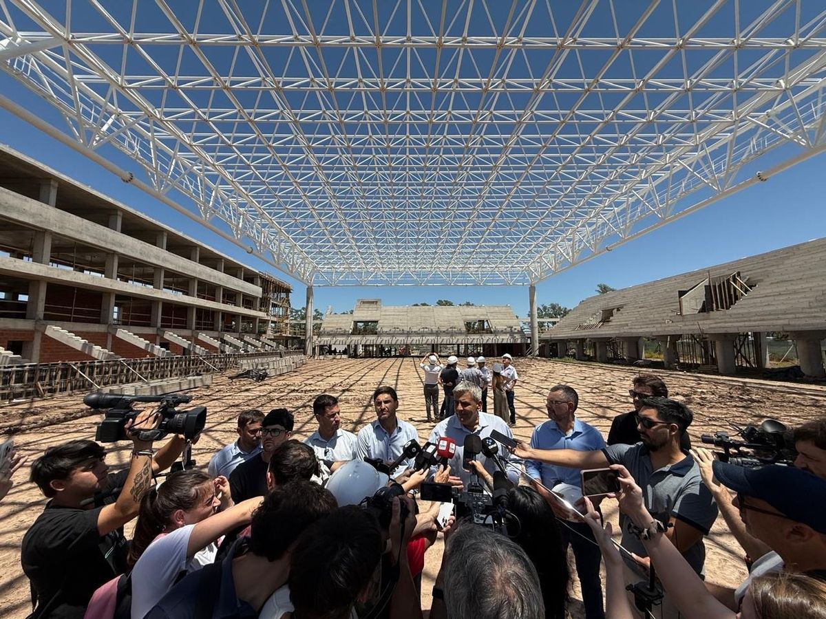 El gobernador Maximiliano Pullaro y el intendente de Rafaela, Leonardo Viotti, recorrieron las obras del nuevo Microestadio Distrito Joven.