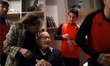 La emotiva sorpresa a Julio Kreczman, el hincha de Colón que festejó sus 101 años: Papá, está El Pulga atrás tuyo La emotiva sorpresa a Julio Kreczman, el hincha de Colón que festejó sus 101 años: Papá, está El Pulga atrás tuyo