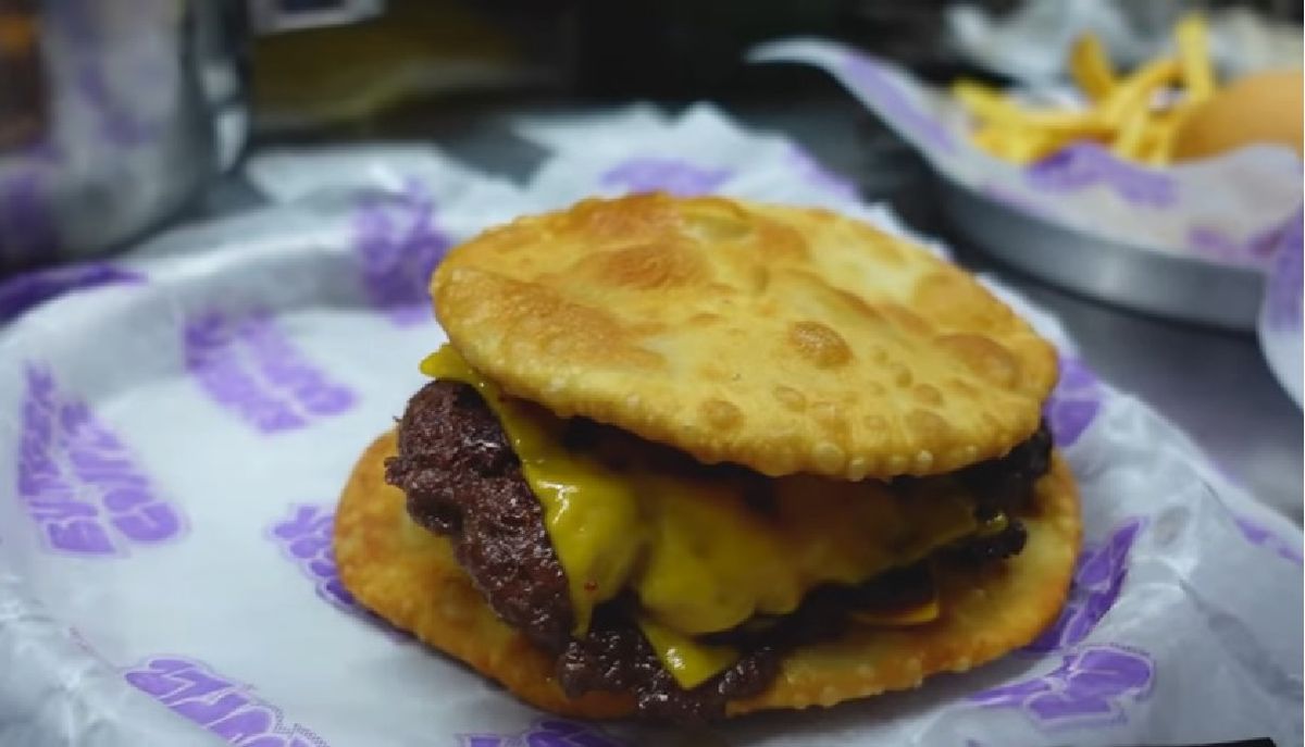 Gorda frita: la hamburguesa viral con torta frita en lugar de panes