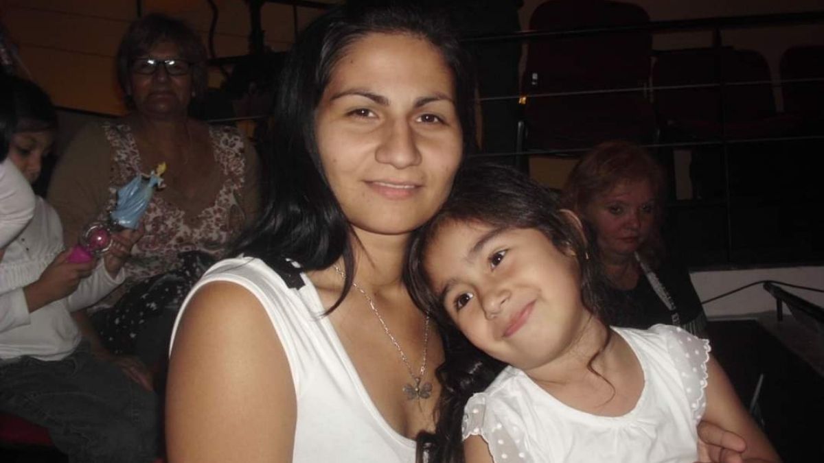 Según contó su madre Norma Flores, Jesica crió con mucho esfuerzo a su hija Araceli, trabajando en el negocio de ropa, vendiendo joyas, etc. Según contó su madre Norma Flores, Jesica crió con mucho esfuerzo a su hija Araceli, trabajando en el negocio de ropa, vendiendo joyas, etc.