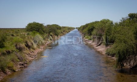 Este es uno de los canales que saca agua de los bajos y la lleva al arroyo Golondrina, al norte de Fortín Olmos. Este es uno de los canales que saca agua de los bajos y la lleva al arroyo Golondrina, al norte de Fortín Olmos.