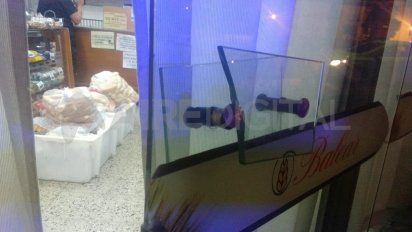 Así forzaron la puerta de ingreso a la panadería Balear.&nbsp;