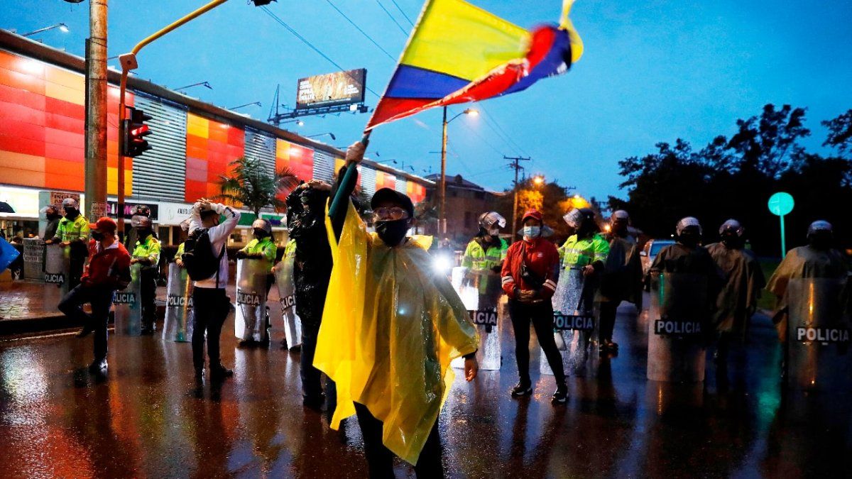 Futbolistas colombianos se pronunciaron sobre el clima social del país y pidieron que no se organicen más partidos hasta que se calme la situación.