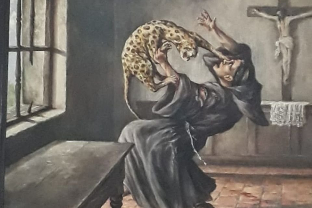 Dentro del museo se puede apreciar una imagen que retrata el momento en donde el yaguareté ataca al primero de los sacerdotes.