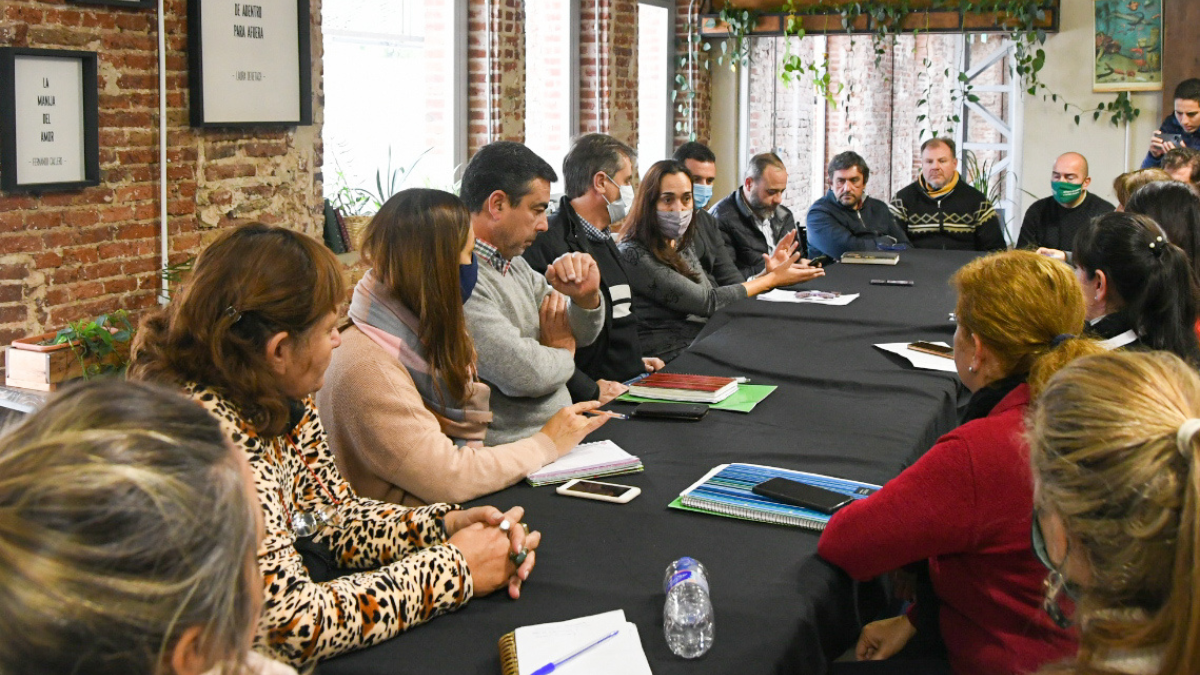 El gobierno busca reorganizar la actividad de los pescadores artesanales en Santa Fe.
