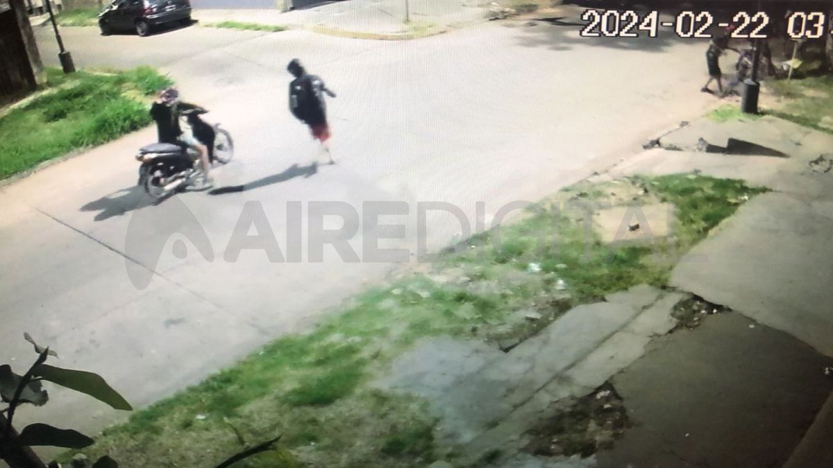 Captura del video donde los ladrones se van con la moto Captura del video donde los ladrones se van con la moto