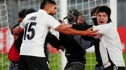 Tragedia en Colo Colo vs Fortaleza: dos muertos e invasión de barras al campo de juego