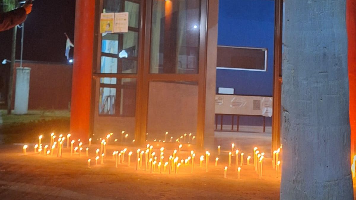 Con velas frente a la comisaría