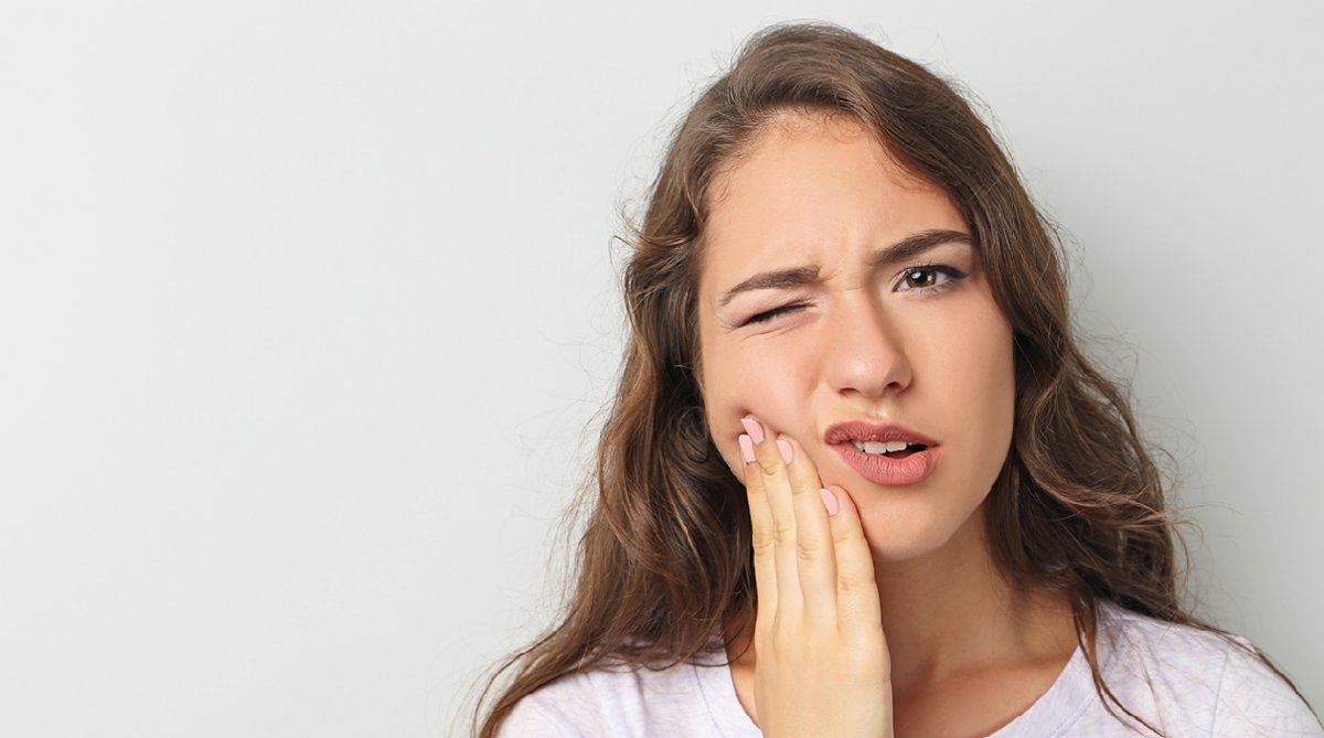Se trata de un h&aacute;bito involuntario que puede causar dolor de cabeza y de los m&uacute;sculos de la mand&iacute;bula, cuello y o&iacute;do.