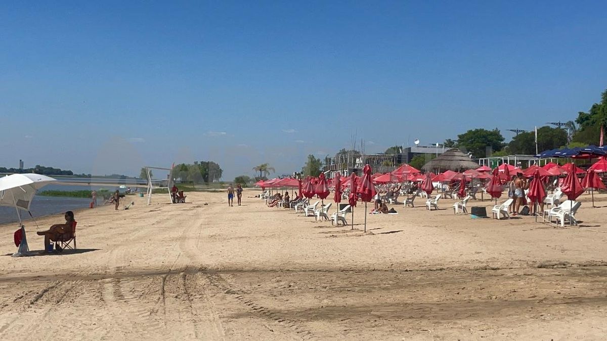 La Muncipalidad de Santa Fe solo permite que la gente ingrese al agua de la Laguna Set&uacute;bal en la costanera este.