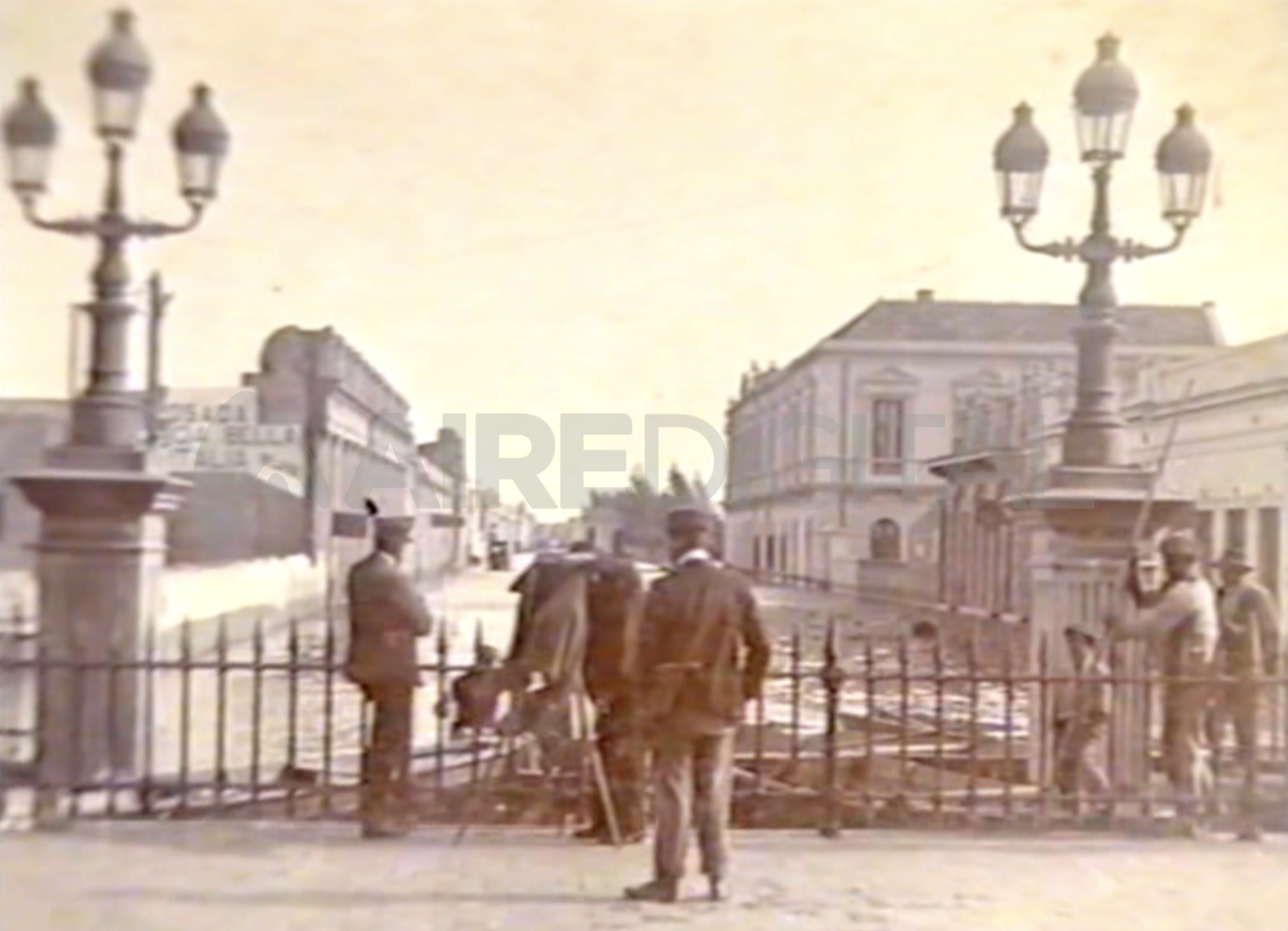 Esta foto se tomó desde la antigua estación de trenes francesa (hoy Terminal de Ómnibus). Muestra que la crecida de 1905 anegó lo que es ahora calle Hipólito Yrigoyen.