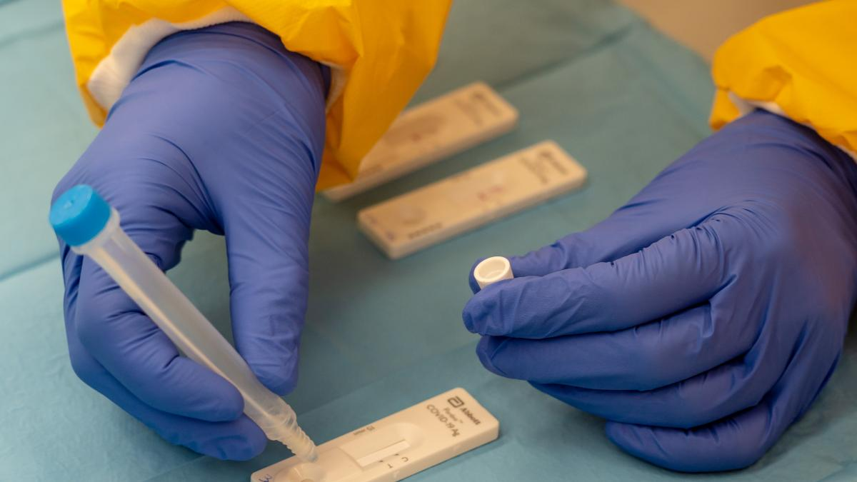 Li Tongzeng, médico jefe del Hospital You’an de Beijing, dijo a la cadena CCTV que el método de la prueba anal “puede aumentar la tasa de detección de personas infectadas”