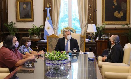 El presidente Alberto Fernández recibió en Casa de Gobierno al secretario General de la Central de Trabajadores de la Argentina (CTA), Hugo Yasky; el secretario General del Sindicato Unificado de Trabajadores de la Educación de Buenos Aires (Suteba), Roberto Baradel, y la secretaria General de la Confederación de Trabajadores de la Educación (Ctera), Sonia Alesso. El presidente Alberto Fernández recibió en Casa de Gobierno al secretario General de la Central de Trabajadores de la Argentina (CTA), Hugo Yasky; el secretario General del Sindicato Unificado de Trabajadores de la Educación de Buenos Aires (Suteba), Roberto Baradel, y la secretaria General de la Confederación de Trabajadores de la Educación (Ctera), Sonia Alesso.