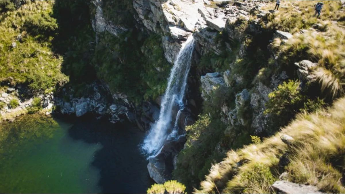 Refugio de verano: durante los meses cálidos, la cascada se convierte en un balneario natural ideal para descansar. Refugio de verano: durante los meses cálidos, la cascada se convierte en un balneario natural ideal para descansar.