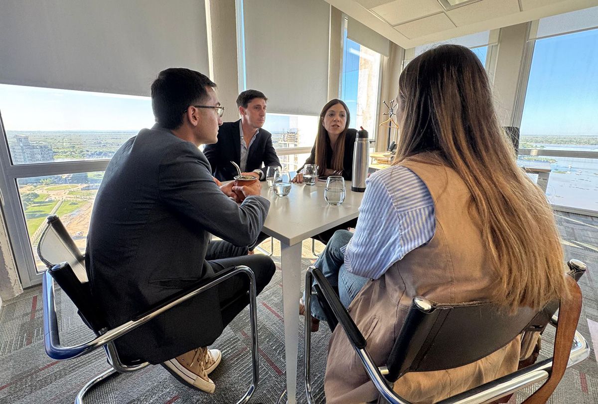 El intendente de Rincón Andrés Soperez y&nbsp; la concejala Camila Rodríguez del Curto se reunieron con la titular de la EPE Anahí Rodíguez y el senador Julio Paco Garibaldi.