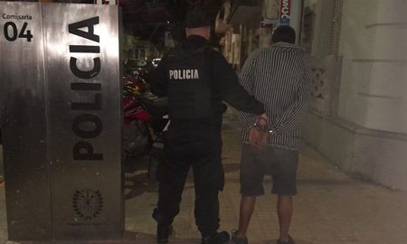 El ladrón fue detenido durante la madrugada del jueves por robar un reflector del alumbrado público. Lo habían liberado pocas horas antes luego de cometer otro ilícito. El ladrón fue detenido durante la madrugada del jueves por robar un reflector del alumbrado público. Lo habían liberado pocas horas antes luego de cometer otro ilícito.