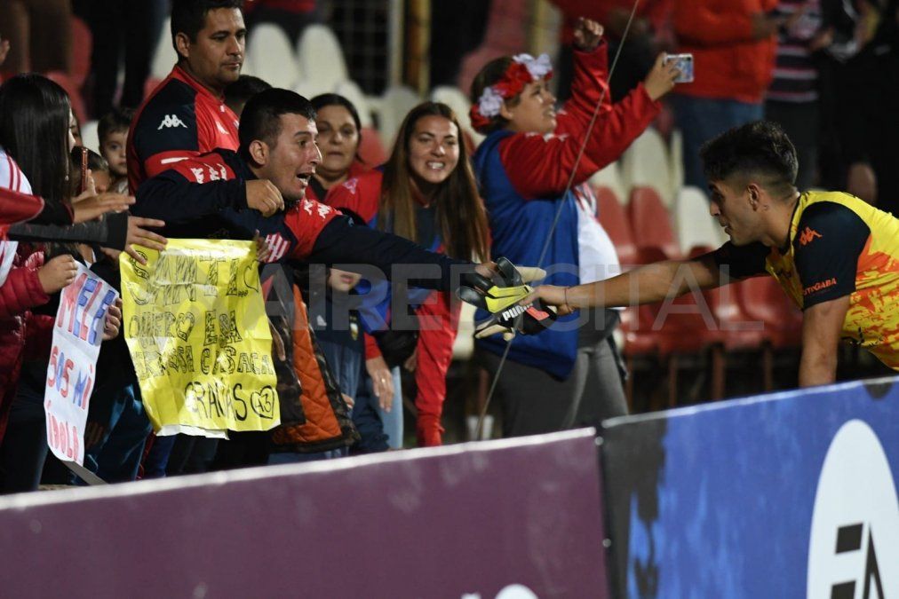 Santiago Mele le obsequia sus guantes a los hinchas que le dedicaron pancartas en el partido frente a Oriente Petrolero, por la Conmebol Sudamericana.