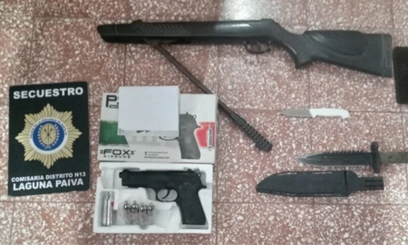 La denunciante tiene 18 años. El acusado es un menor de 16. Secuestraron armas de aire comprimido. La denunciante tiene 18 años. El acusado es un menor de 16. Secuestraron armas de aire comprimido.