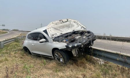 accidente de transito en circunvalacion: un auto choco y quedo arriba del guardarrail accidente de transito en circunvalacion: un auto choco y quedo arriba del guardarrail