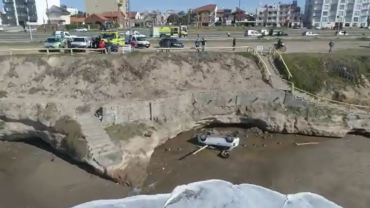 Un auto cay&oacute; de un acantilado en Mar del Plata. No hubo heridos.