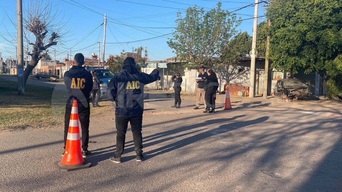 Peritos de la Agencia de Investigación Criminal trabajan en la zona donde se produjo el ataque a balazos. Peritos de la Agencia de Investigación Criminal trabajan en la zona donde se produjo el ataque a balazos.