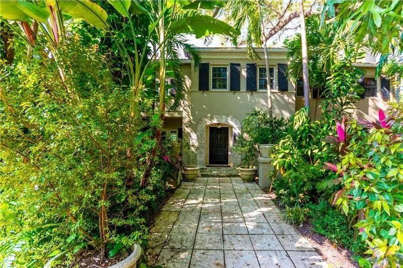 El exótico jardín tropical de la casa de Ricardo Montaner.