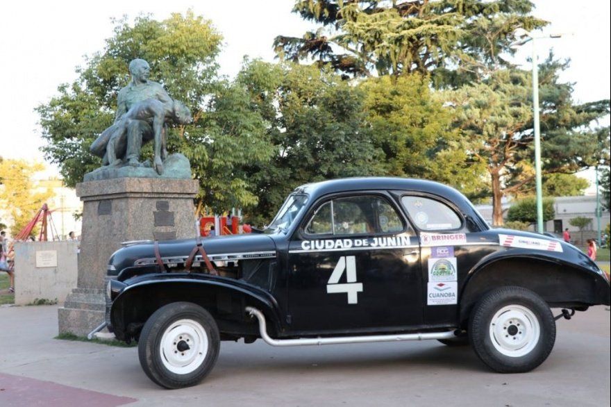 En la actualidad, el autódromo y una plaza de Junín (foto, junto con una réplica de su Chevrolet N° 4) llevan su nombre y, en esta última, una estatua perpetúa su memoria. En la misma, su figura no está festejando en un podio, sino que levanta del suelo a un piloto accidentado, el noble gesto con el que entró en la Historia como el Caballero del Camino.