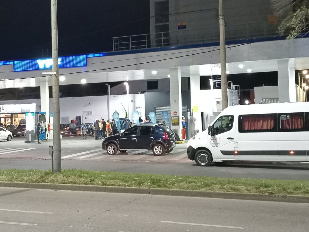 Unos 40 alumnos fueron sorprendidos por una balacera en una estación de servicio este martes a la noche.
