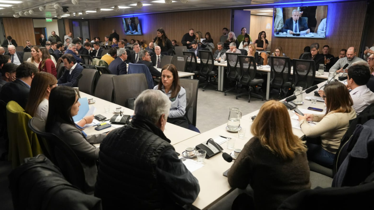 Las comisiones de Pequeñas y Medianas Empresas, y de Comercio de la Cámara de Diputados de la Nación recibieron este martes al sector de biocombustibles. Las comisiones de Pequeñas y Medianas Empresas, y de Comercio de la Cámara de Diputados de la Nación recibieron este martes al sector de biocombustibles.