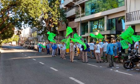 La protesta de la Uocra se realiza en Bv. Gálvez al 1400, sede de una empresa constructora que no habona los salarios de 100 trabajadores desde el año pasado- La protesta de la Uocra se realiza en Bv. Gálvez al 1400, sede de una empresa constructora que no habona los salarios de 100 trabajadores desde el año pasado-