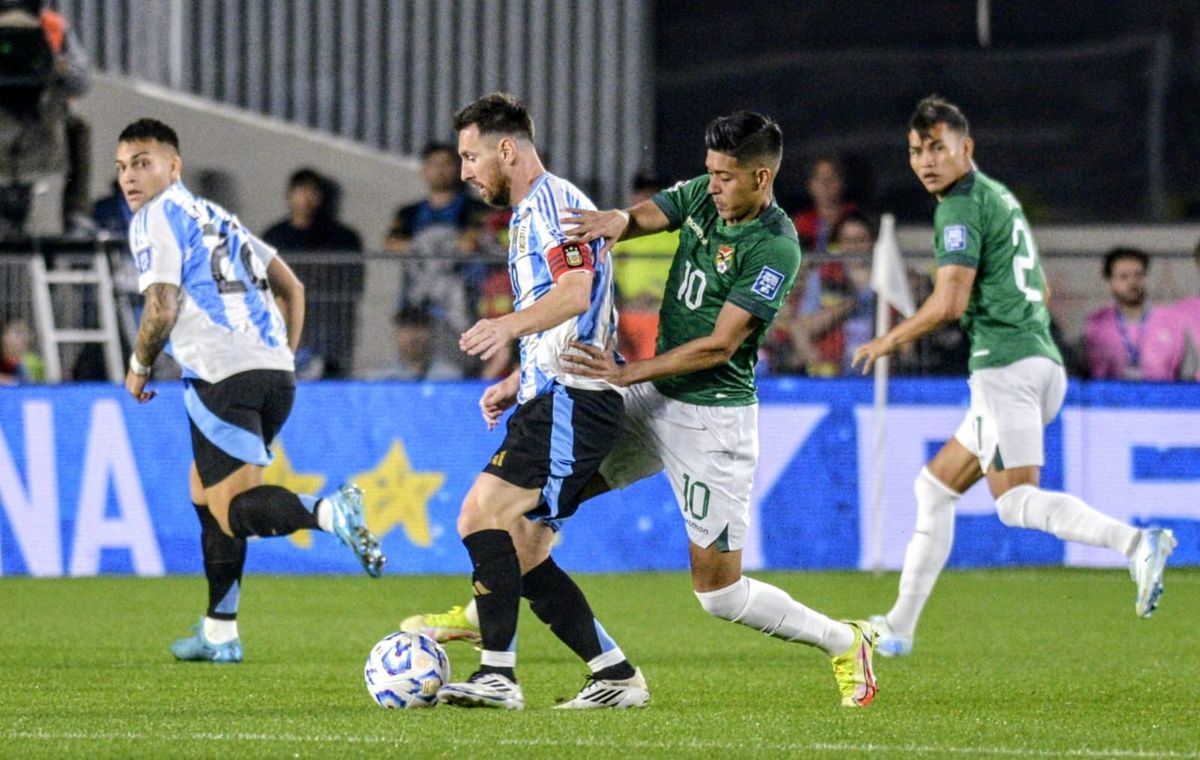 Lionel Messi en el partido entre la Selección Argentina y Bolivia en el estadio Monumental.